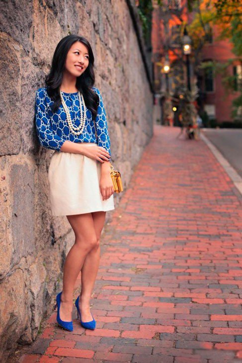 Девушка в юбке колокол в синих туфлях и блузе с бусами в цвет юбки