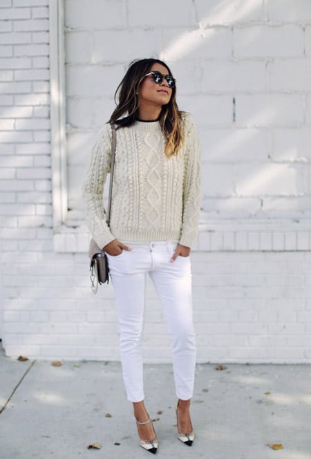 Модель в белых джинсах, бежевый свитер, туфли на ремешке и маленькая сумочка