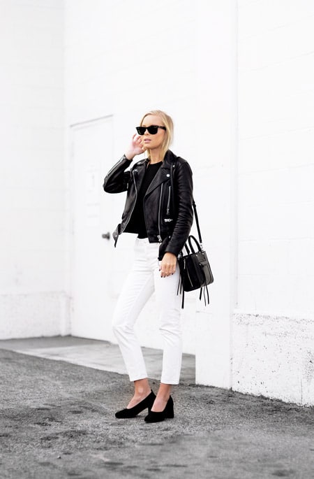 Модель в белых джинсах, куртка косуха, черные туфли и сумка