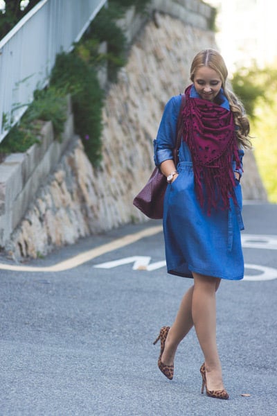 На девушке синее платье миди. с бордовым платком и сумкой