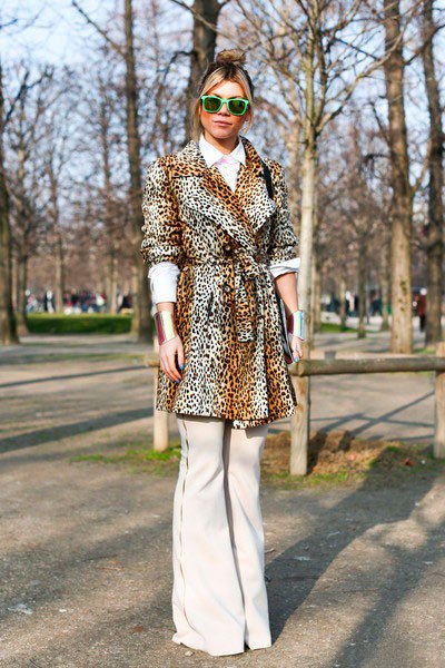 Девушка в леопардовой куртке и белых штанах