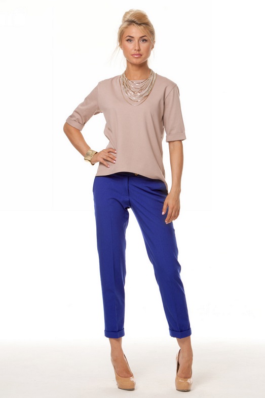 Девушка в пастельной блузке и синих брюках