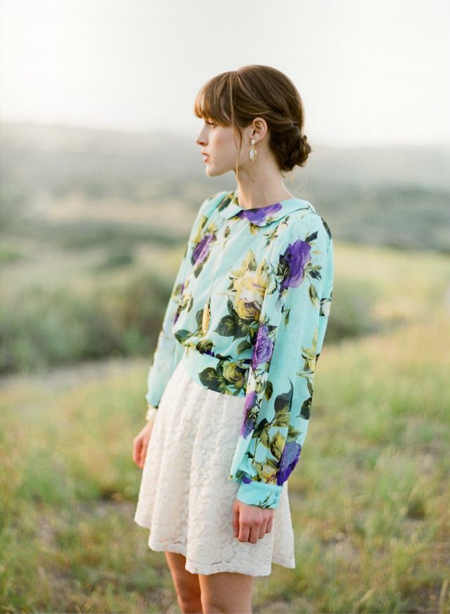 Девушка в цветочной блузке