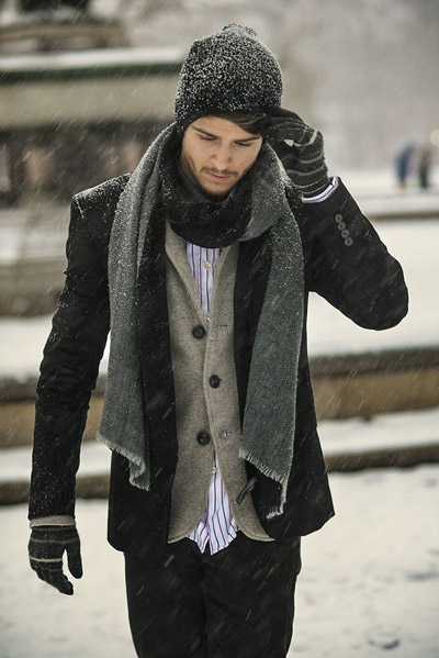 мужчина в черном коротком пальто и с болотным шарфом
