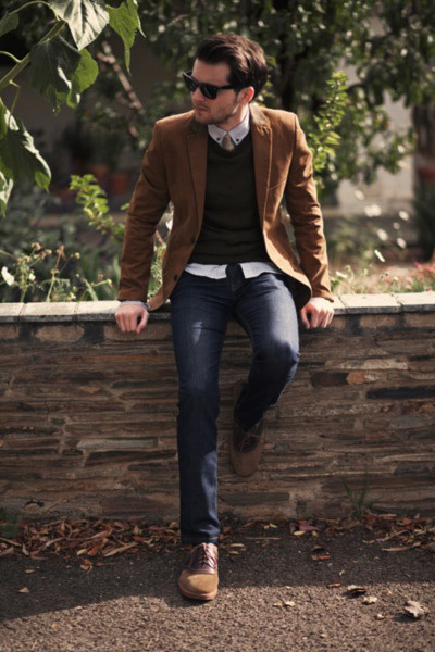 мужчина в коричневом пиджаке и джинсах
