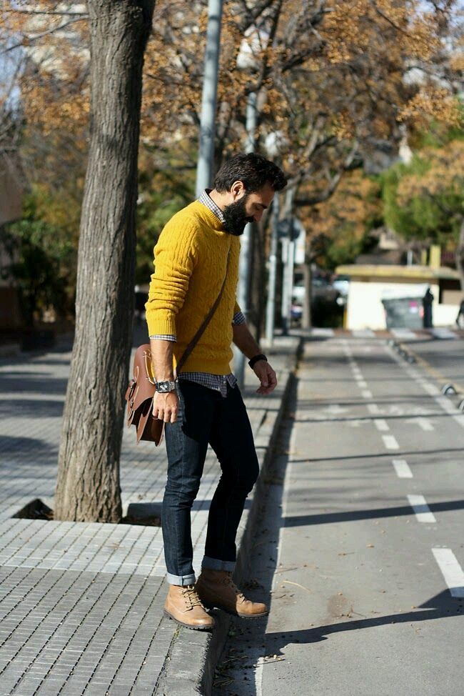 мужчина в желтом пуловере и джинсах