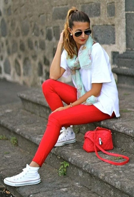Девушка в красных брюках и кедах