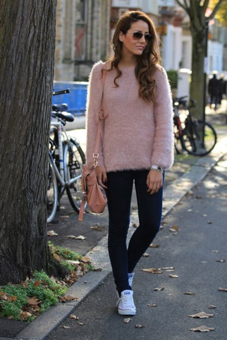 Девушка в розовом свитера