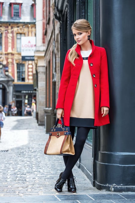 Девушка в бежевом платье и красном пальто
