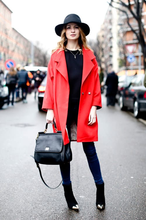 Девушка в черной шляпе и красном пальто