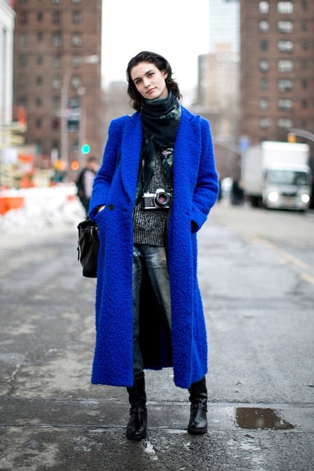 Девушка в длинном ярком синем пальто