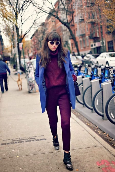 Девушка в фиолетовых брюках и синем пальто