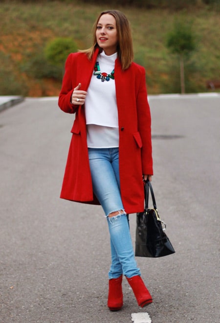 Девушка в голубых джинсах и красном пальто