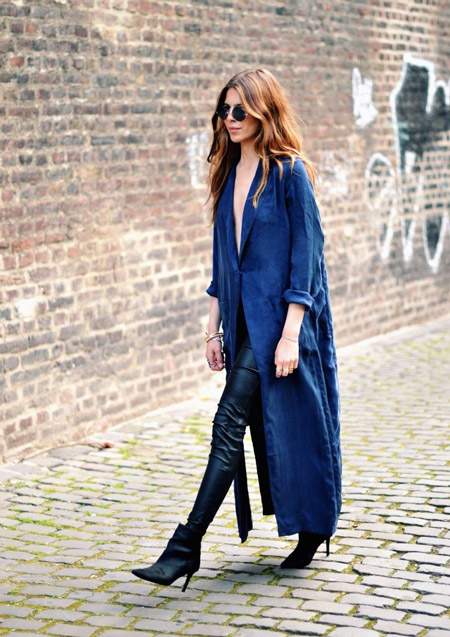Девушка в кожаных брюках и длинном синем пальто