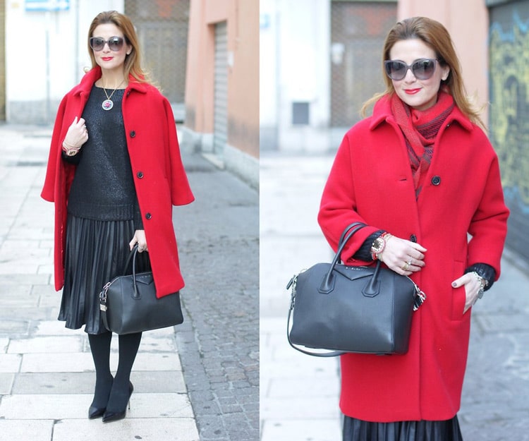 Девушка в красном пальто и с красным шарфом