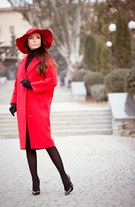 Девушка в перчатках и красном пальто