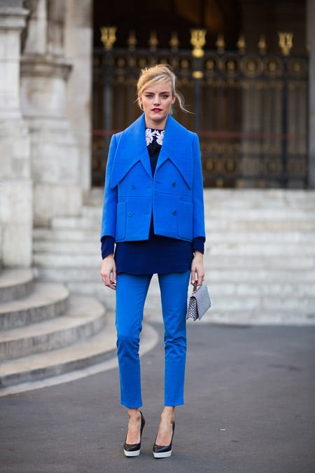 Девушка в синих брюках и синем пальто