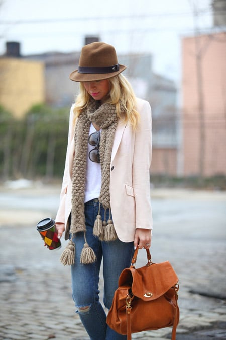 Модель в джинсах, жакете молочного цвета, шарф и коричневая шляпа