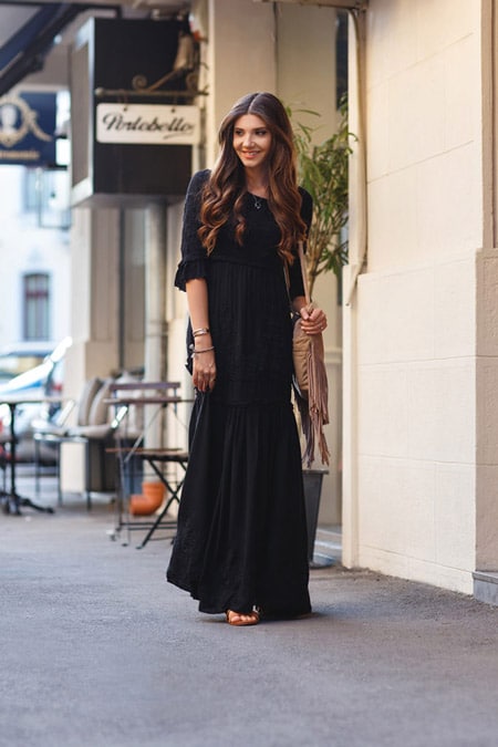 Девушка в черном платье с рукавами