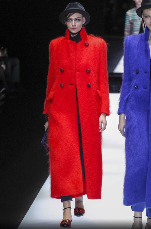 Девушка в ярком красном пальто - модные тренды в пальто сезона осень/зима 2017-2018