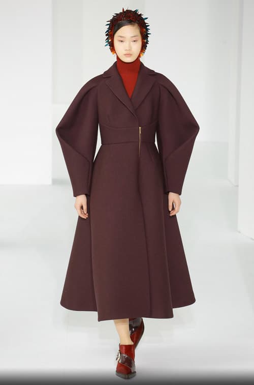 Модель в пальто цвета марсала - модные тренды в пальто сезона осень/зима 2017-2018