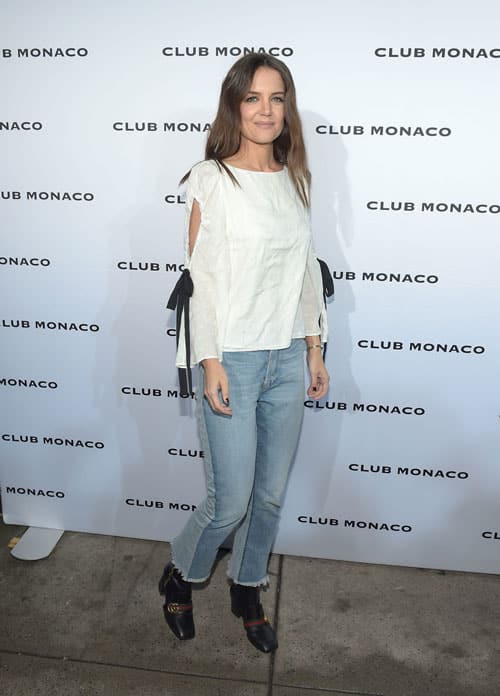 Katie Holmes в укороченных джинсах и белой блузке
