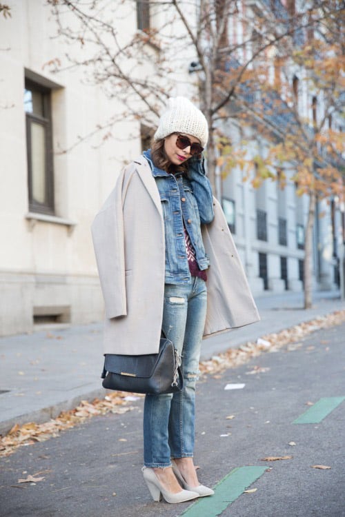 Девушка в свитере, джинсовке, пальто и шапке