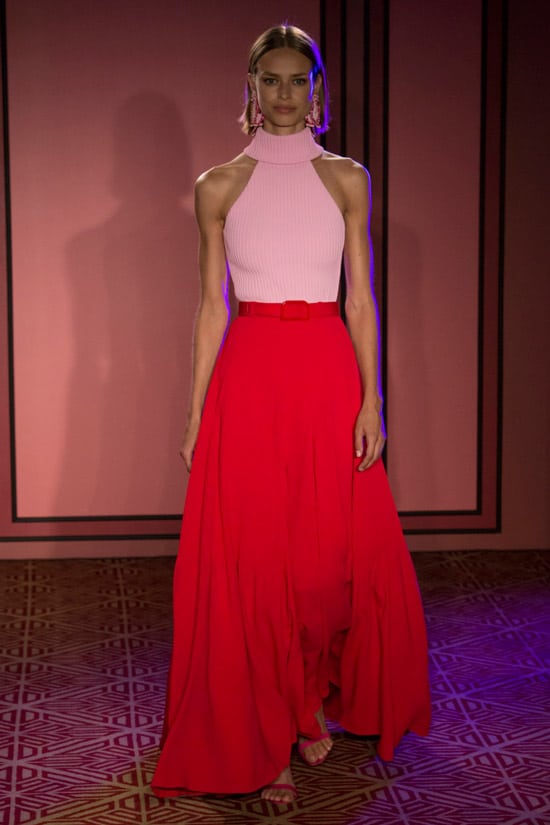 Модель в красной юбке макси и розовый топ от Brandon Maxwell