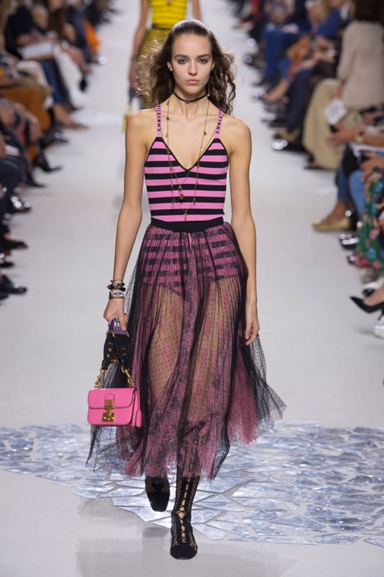 Модель в прозрачной юбке и полостом купальнике от Christian Dior