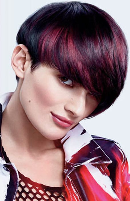 Модель с черными блестящими волосами с красными прядками