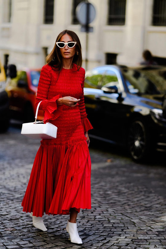 Девушка в красном платье макси, белые ботильоны и сумка