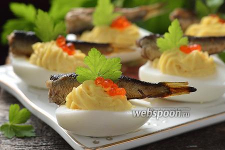 Фото рецепта Фаршированные яйца с икрой и шпротами