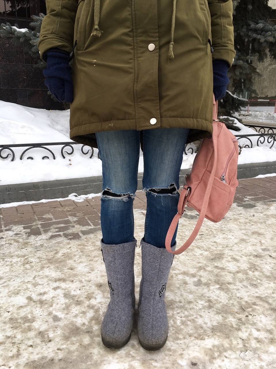 Рваные джинсы зимой - точно нет. Фото: Екатерина АНДРЕЕВА