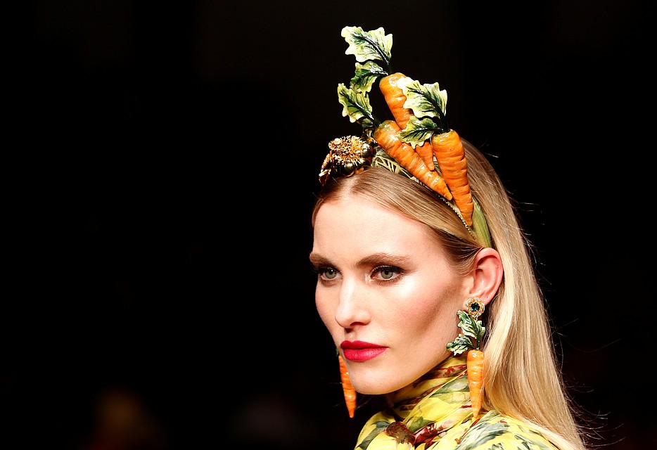 Dolce&Gabbana настаивает на возвращении безумства на модные подиумы. Фото: REUTERS