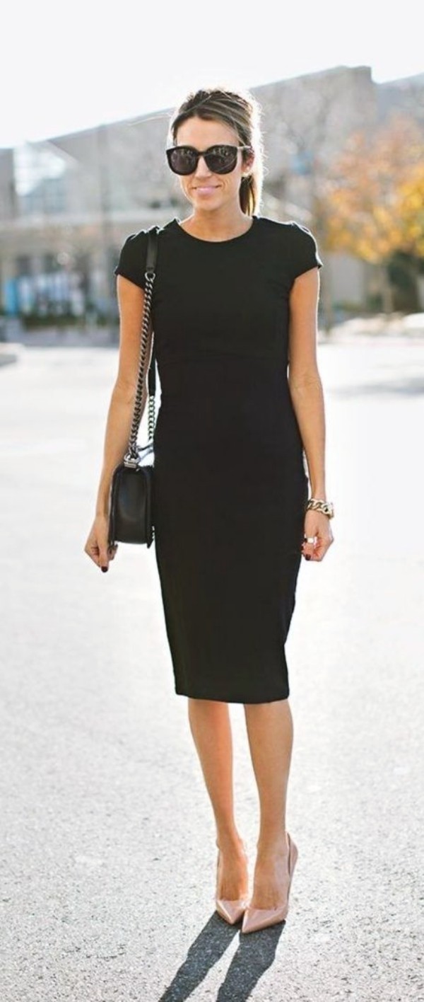 Стильные образы для женщины 35 лет с черным платьем