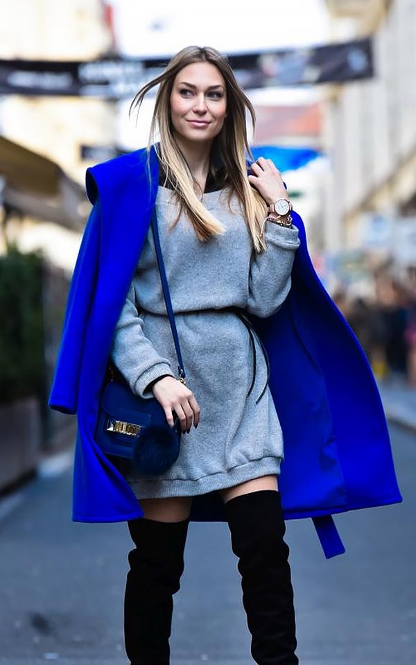 ультрамариновое пальто с серым вязаным платьем и сумочкой