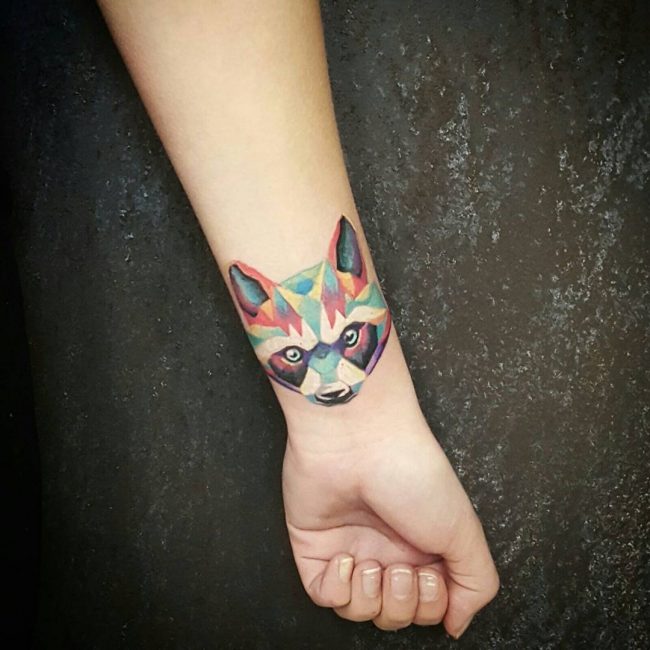 Татуировка изображение енота 