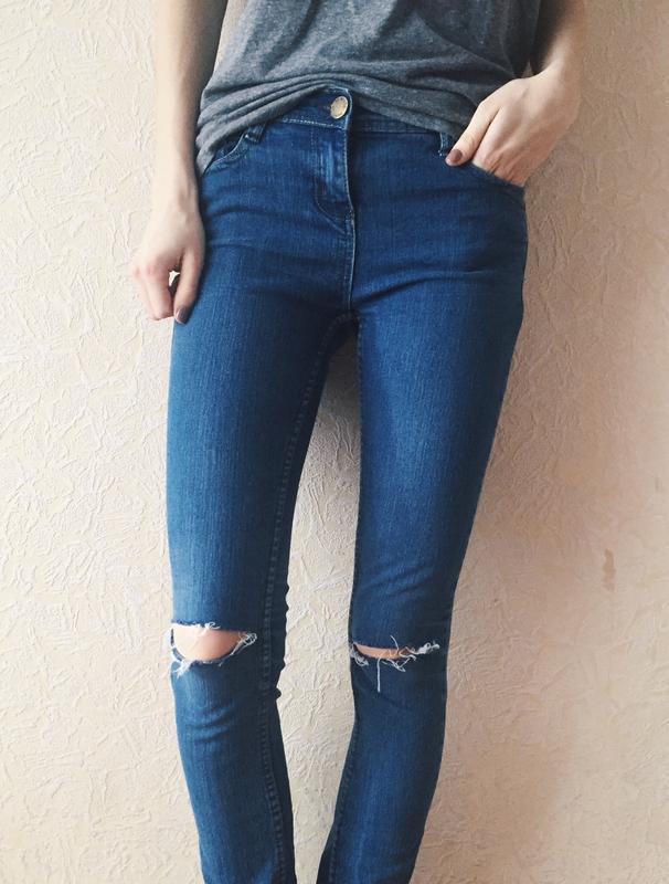 Данные джинсы помогают увидеть некоторые желательные и нежелательные части женского тела.