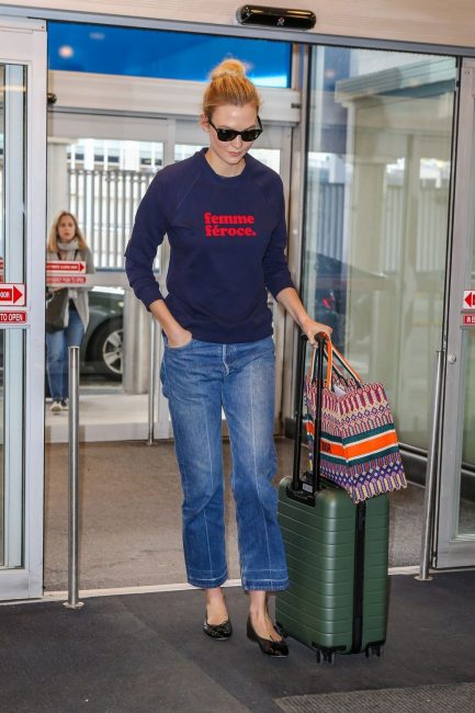 Модель Карли Клосс с сумкой от Dior в аэропорту 