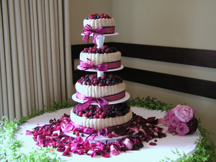 Многоярусный свадебный торт на подставках