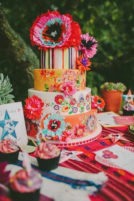 Яркий торт для свадебного банкета