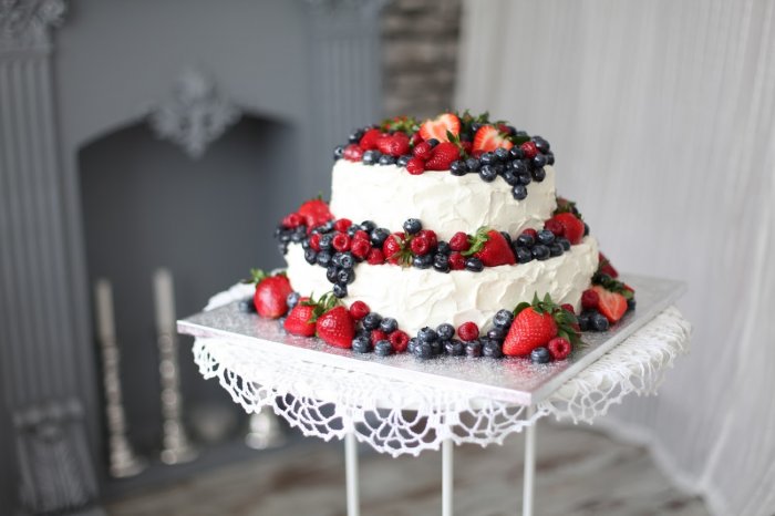 Двухъярусный ягодняй свадебный торт