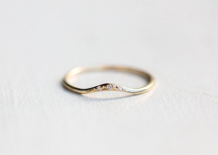 Обручальное кольцо с изогнутыми линиями