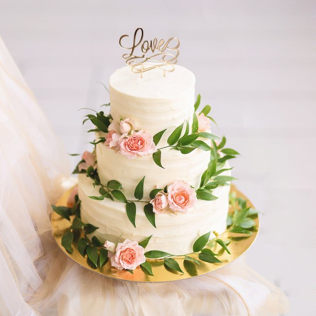 Нежный и элегантный свадебный торт