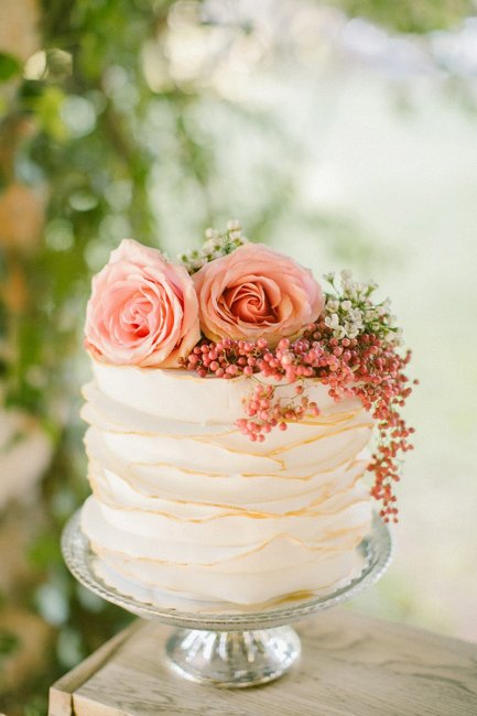 Кремовый торт и цветы
