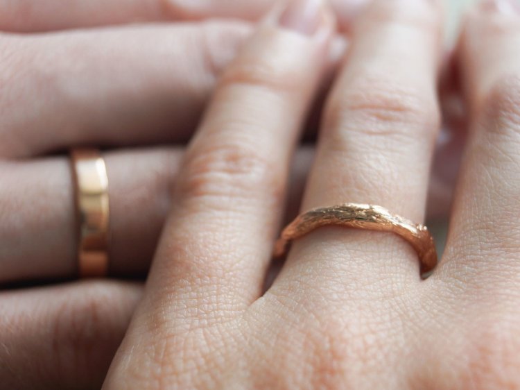 Обручальные кольца из розового золота фактурное и гладкое