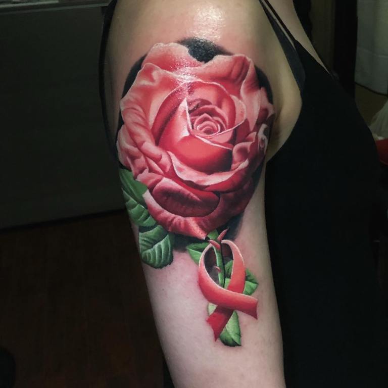 Розовая роза на плече