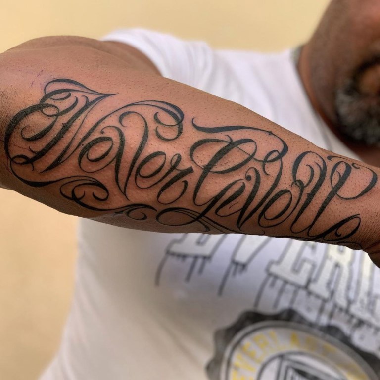 татуировки на руке мужские надписи