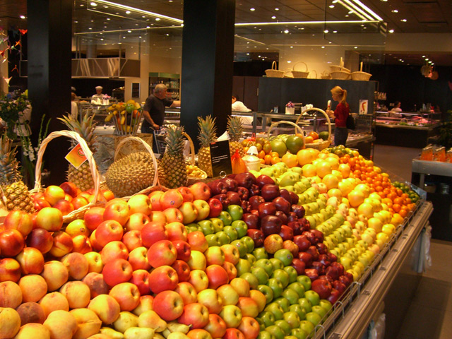 Отличная вертикальная выкладка овощей и фруктов пирамидой по обеим сторонам