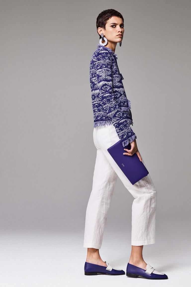 Белые джинсы идеально сочетаются с голубым цветом. Коллекция Giorgio Armani
